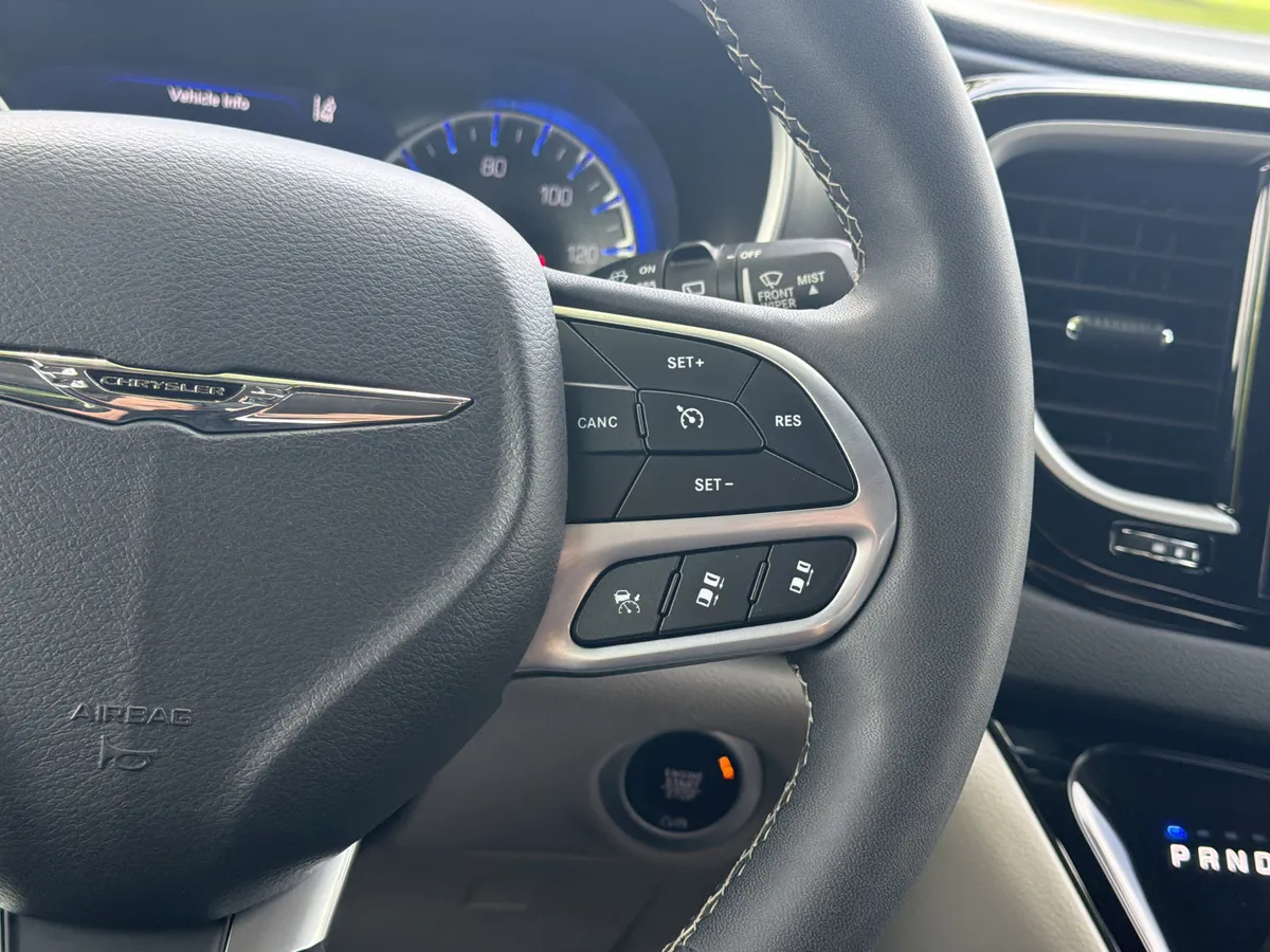 2024 Chrysler Pacifica Touring L thumbnail 18