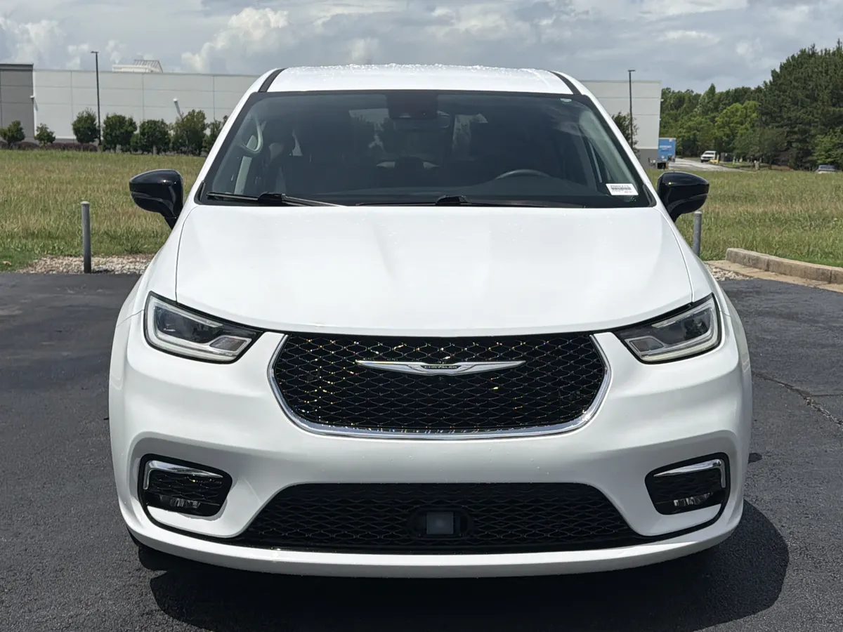 2024 Chrysler Pacifica Touring L thumbnail 2