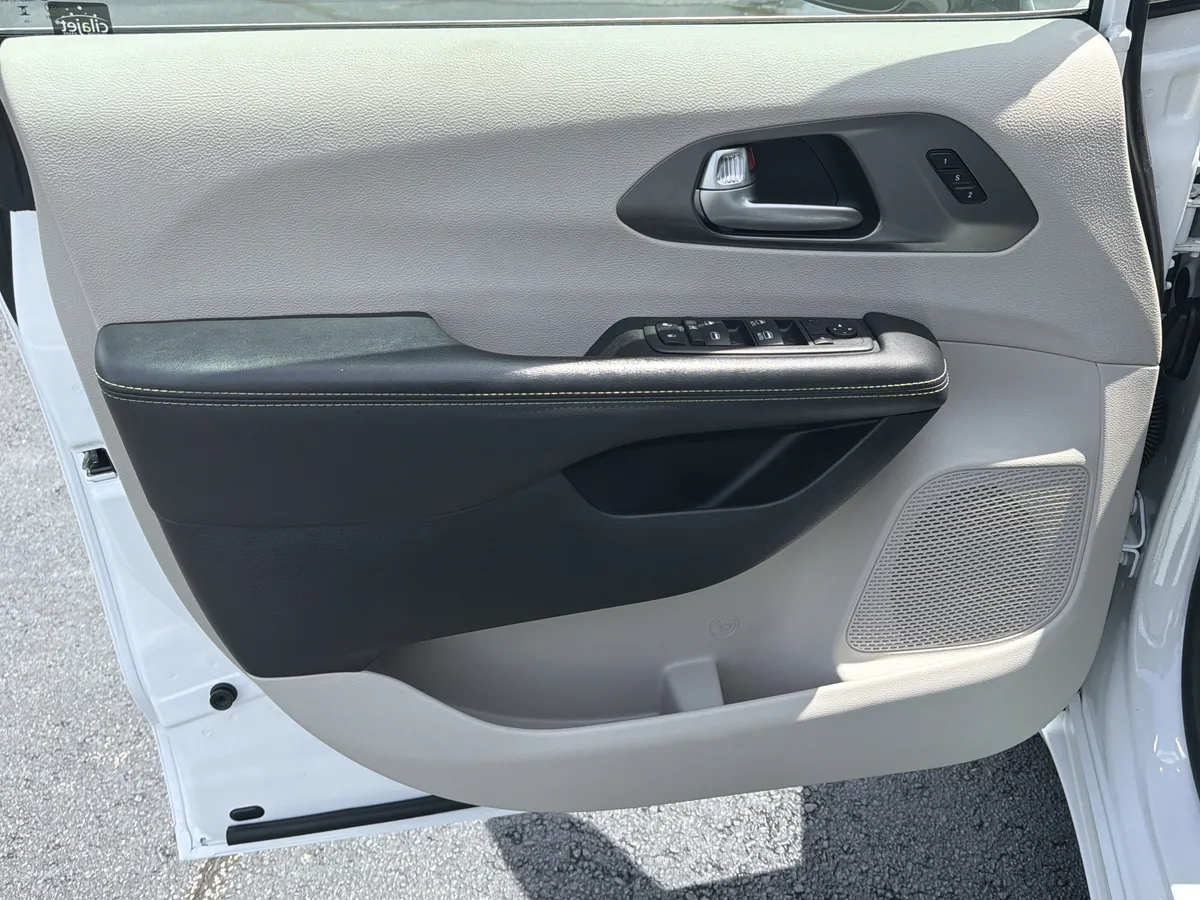 2024 Chrysler Pacifica Touring L thumbnail 21