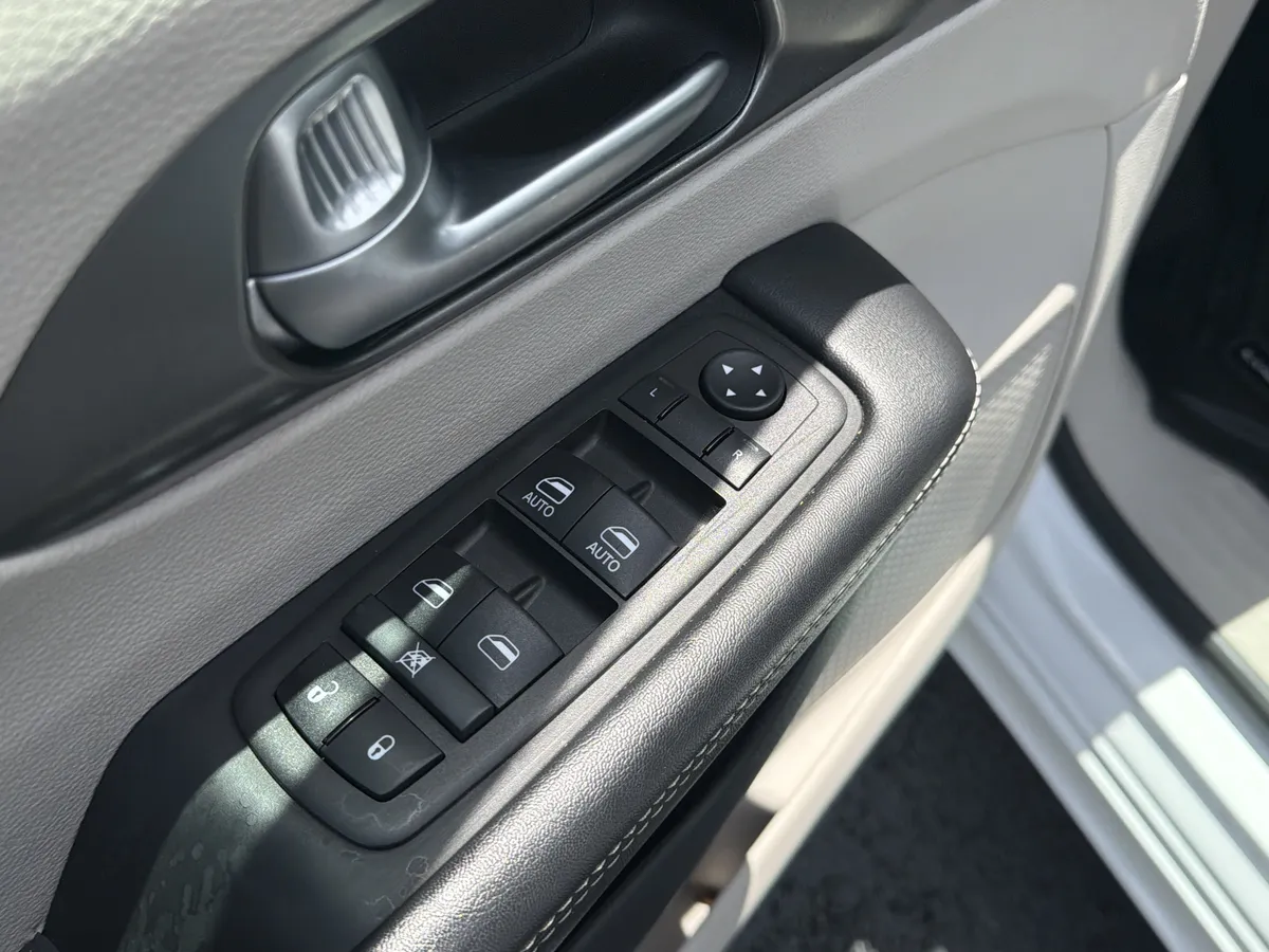 2024 Chrysler Pacifica Touring L thumbnail 22