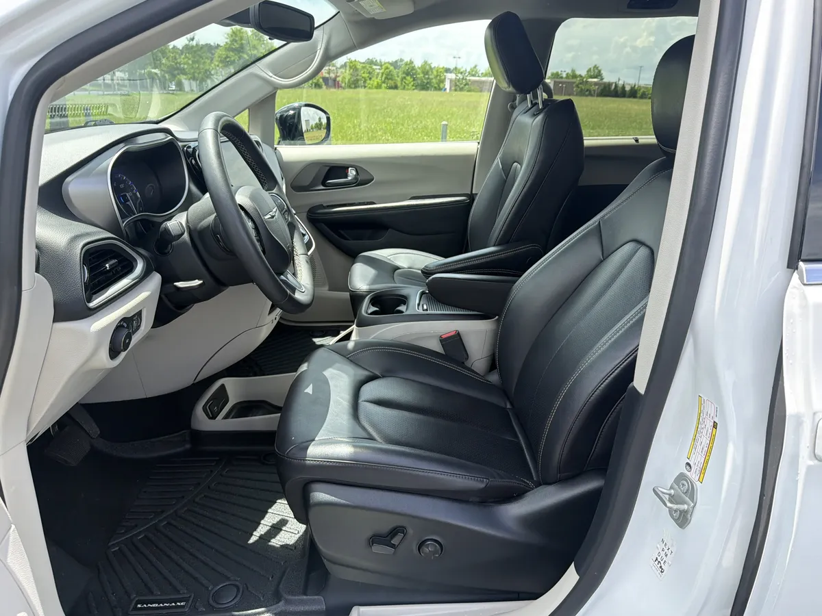 2024 Chrysler Pacifica Touring L thumbnail 23