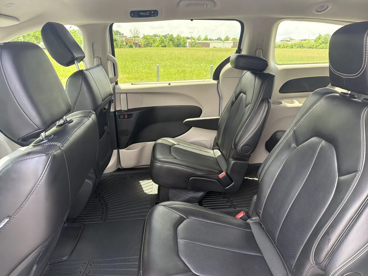 2024 Chrysler Pacifica Touring L thumbnail 25