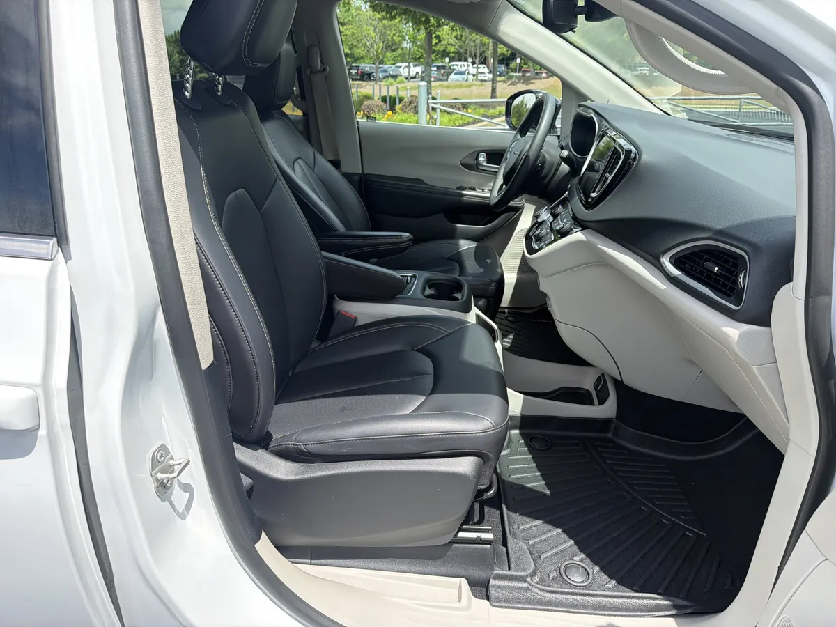 2024 Chrysler Pacifica Touring L thumbnail 30