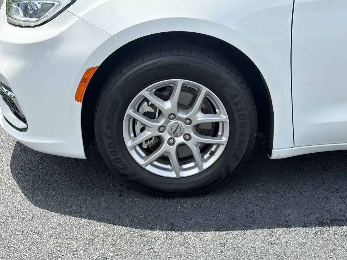 2024 Chrysler Pacifica Touring L thumbnail 31
