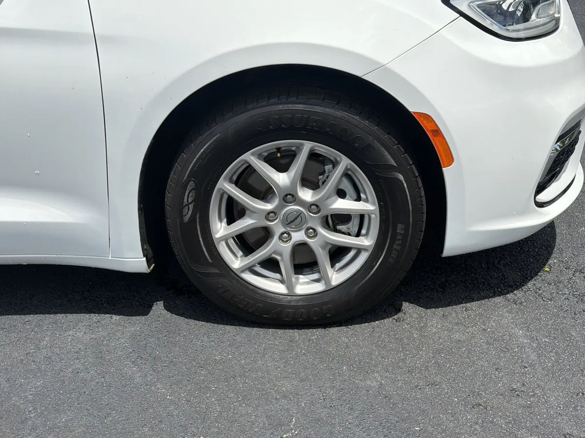 2024 Chrysler Pacifica Touring L thumbnail 32