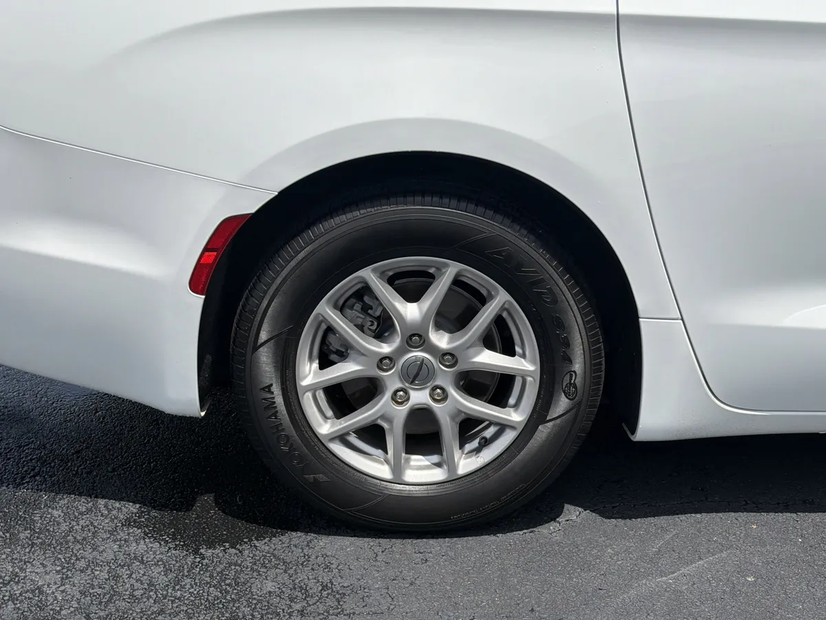 2024 Chrysler Pacifica Touring L thumbnail 33