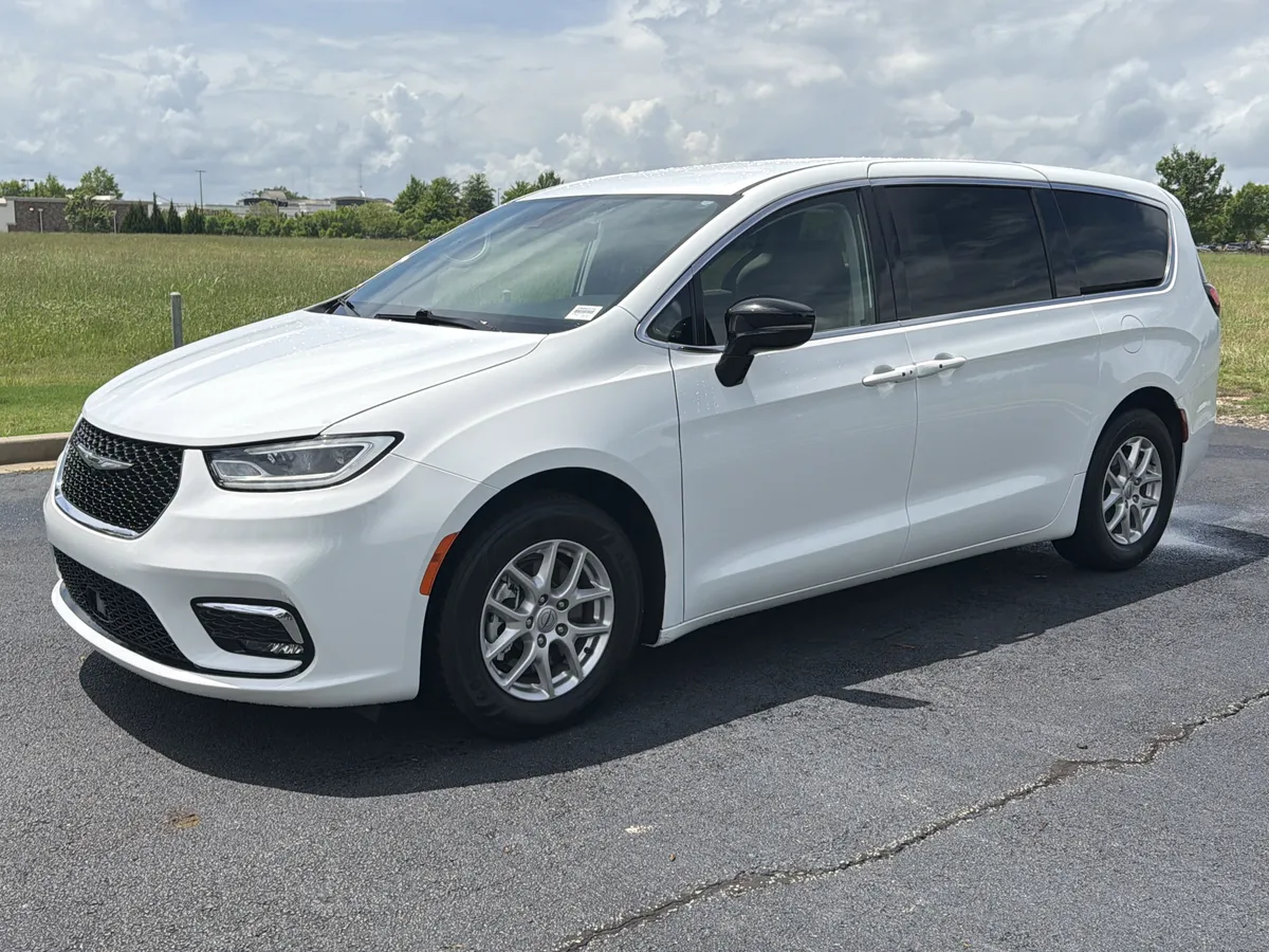 2024 Chrysler Pacifica Touring L thumbnail 4