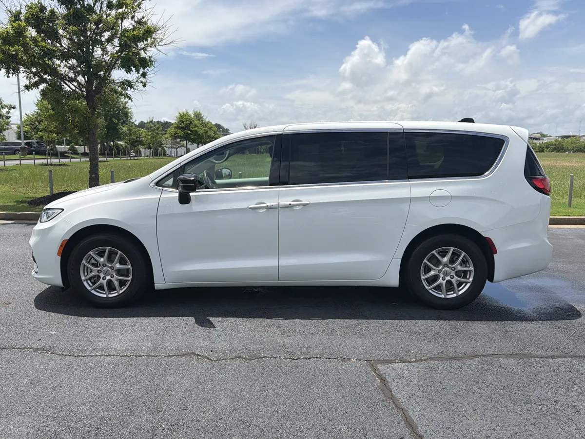 2024 Chrysler Pacifica Touring L thumbnail 5
