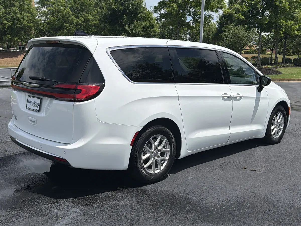 2024 Chrysler Pacifica Touring L thumbnail 8