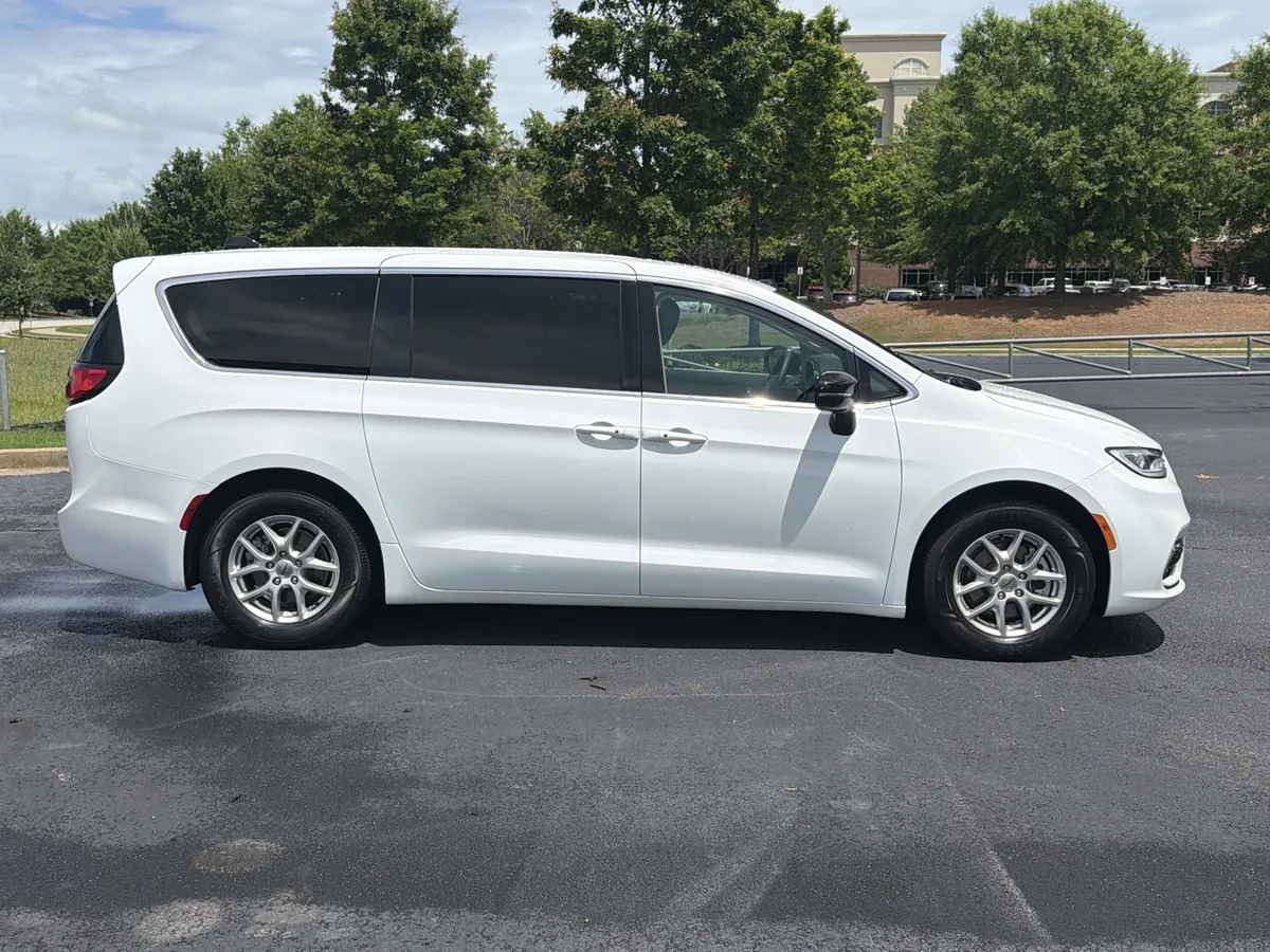 2024 Chrysler Pacifica Touring L thumbnail 9