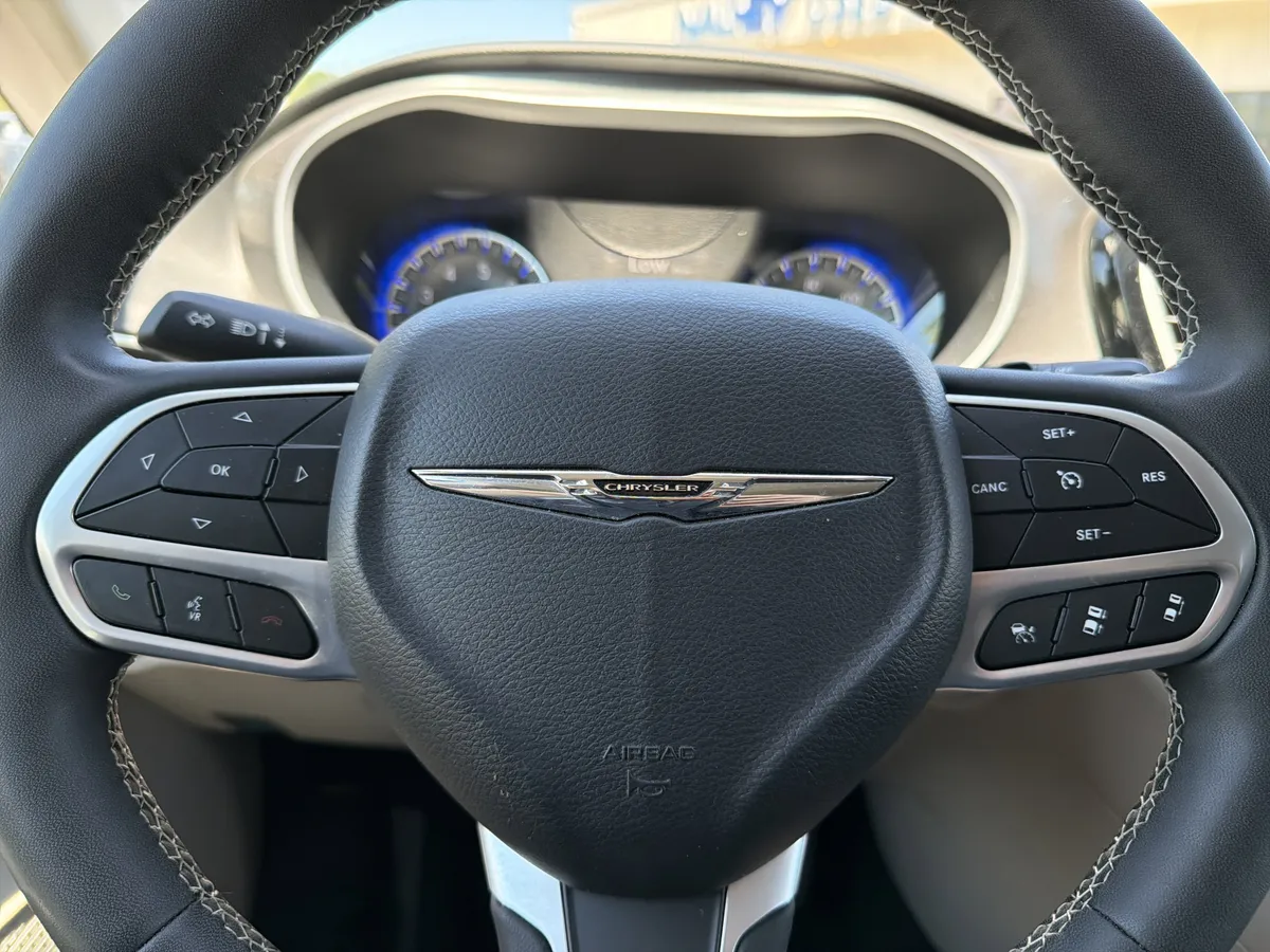 2024 Chrysler Pacifica Touring L thumbnail 10