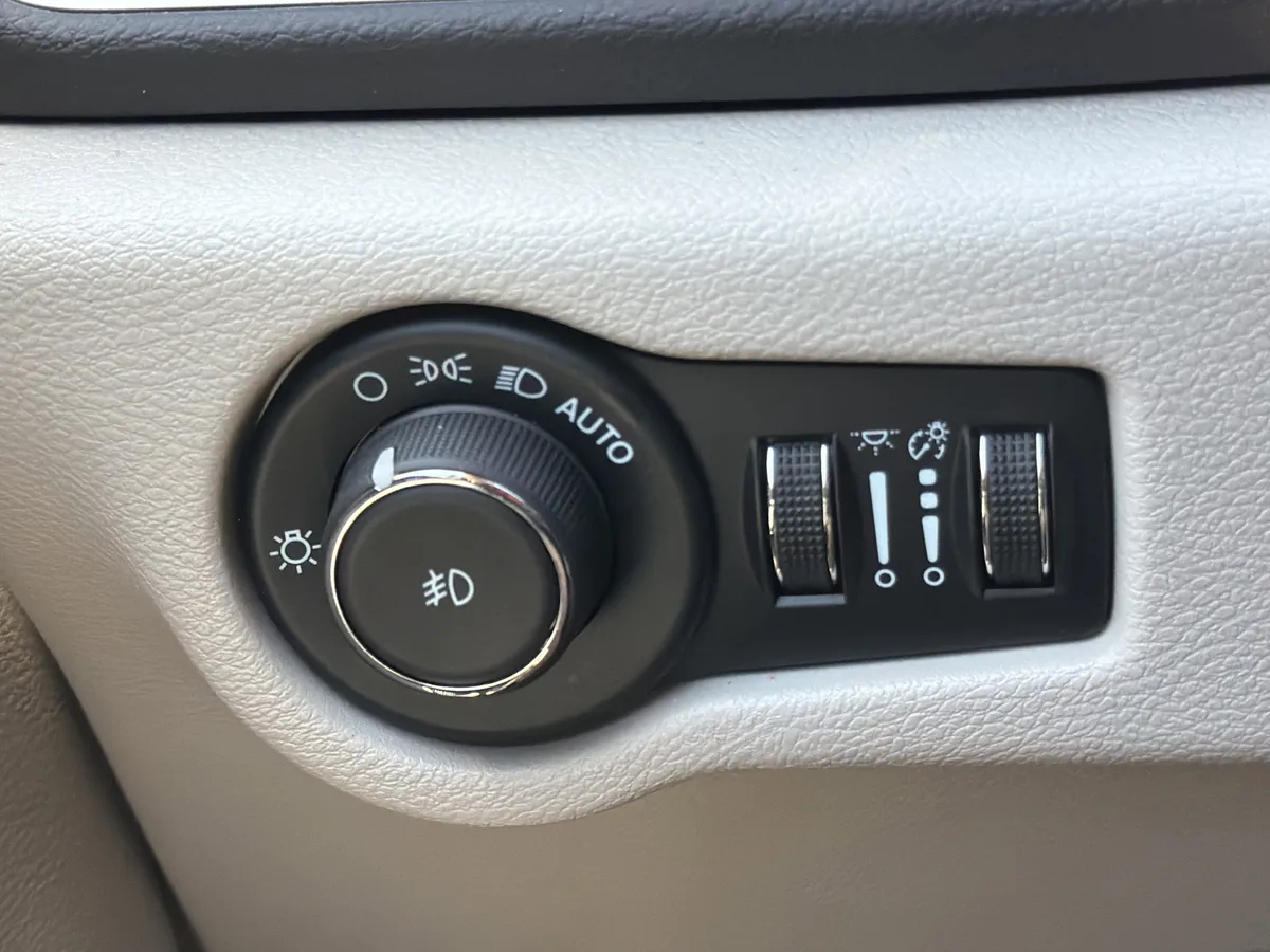2024 Chrysler Pacifica Touring L thumbnail 12