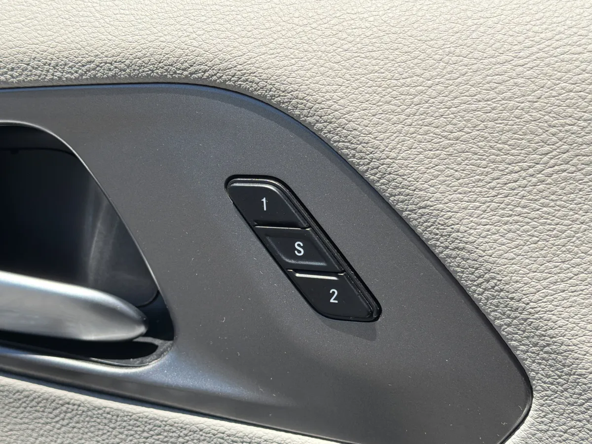 2024 Chrysler Pacifica Touring L thumbnail 14