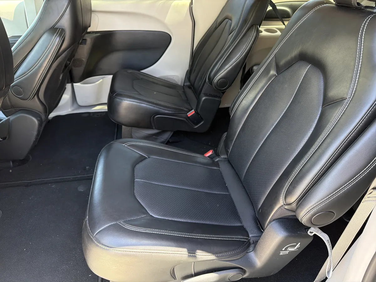 2024 Chrysler Pacifica Touring L thumbnail 17