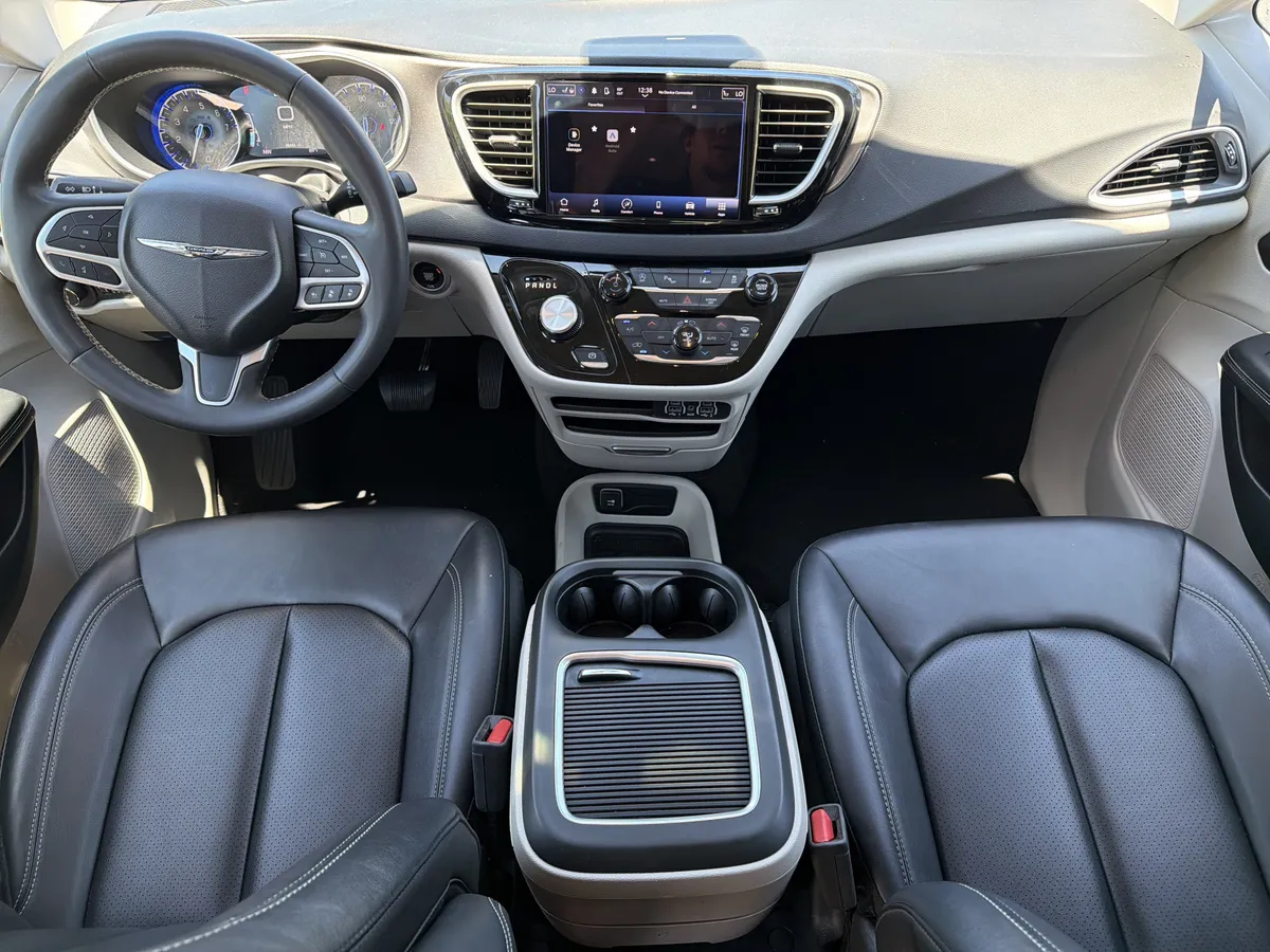 2024 Chrysler Pacifica Touring L thumbnail 3