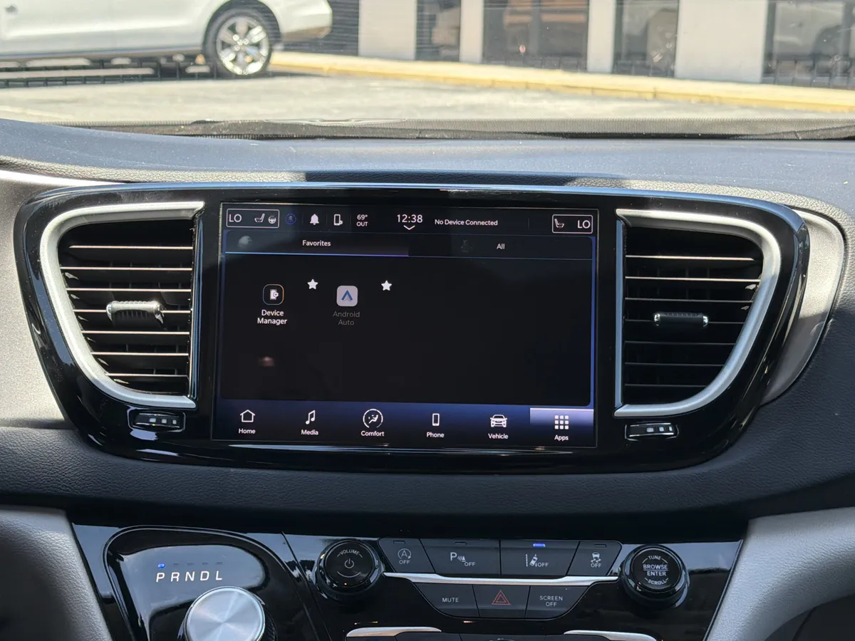 2024 Chrysler Pacifica Touring L thumbnail 4