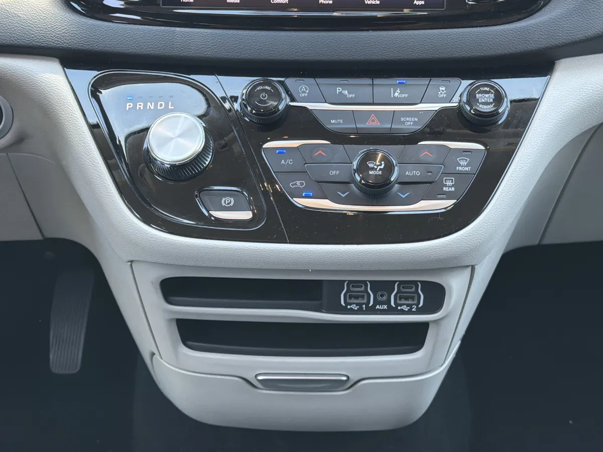 2024 Chrysler Pacifica Touring L thumbnail 5