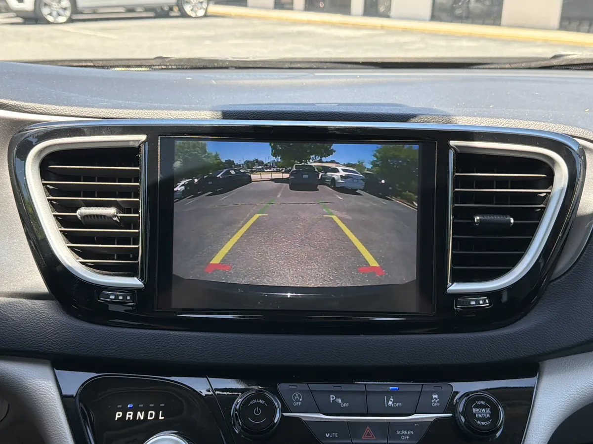 2024 Chrysler Pacifica Touring L thumbnail 6