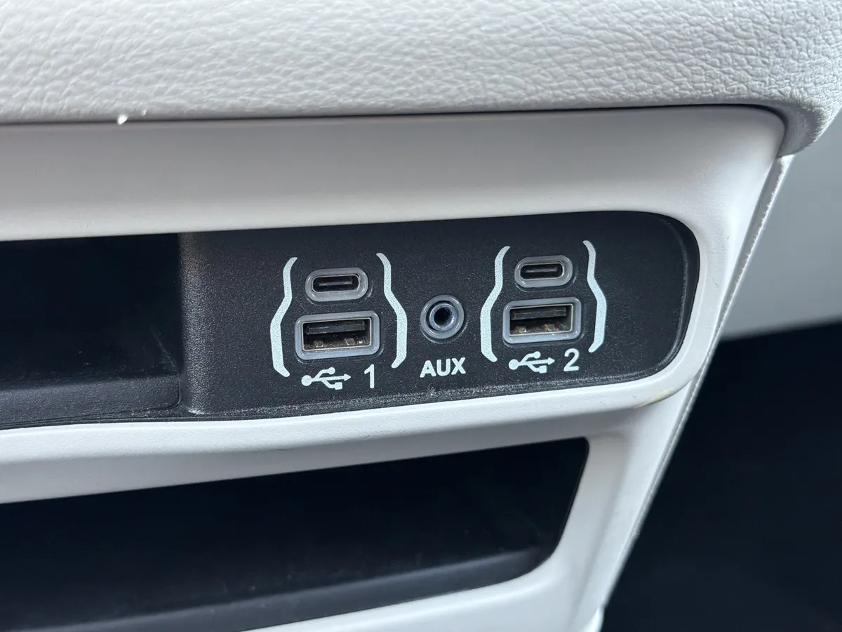 2024 Chrysler Pacifica Touring L thumbnail 7