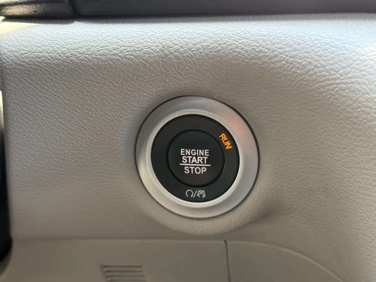 2024 Chrysler Pacifica Touring L thumbnail 9