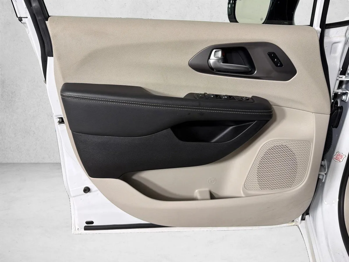 2024 Chrysler Pacifica Touring L thumbnail 10