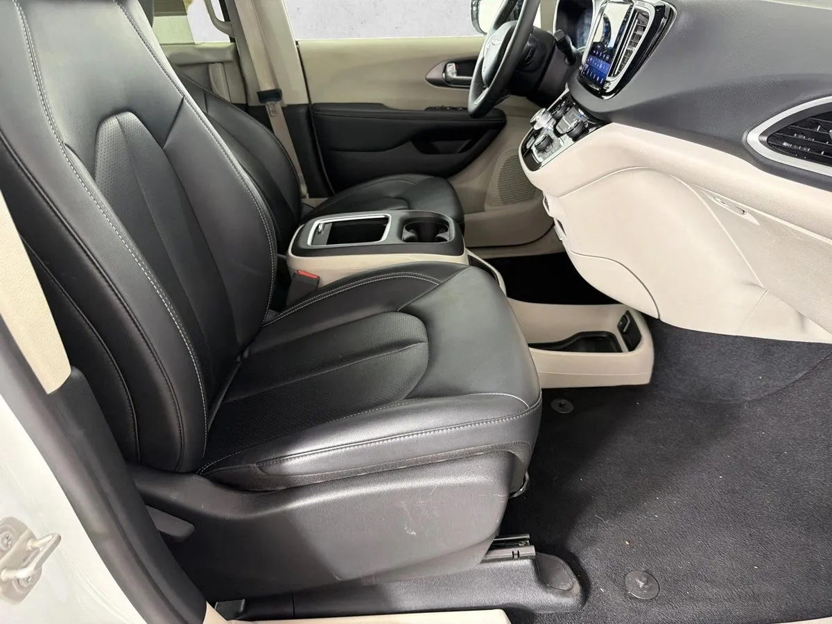2024 Chrysler Pacifica Touring L thumbnail 13