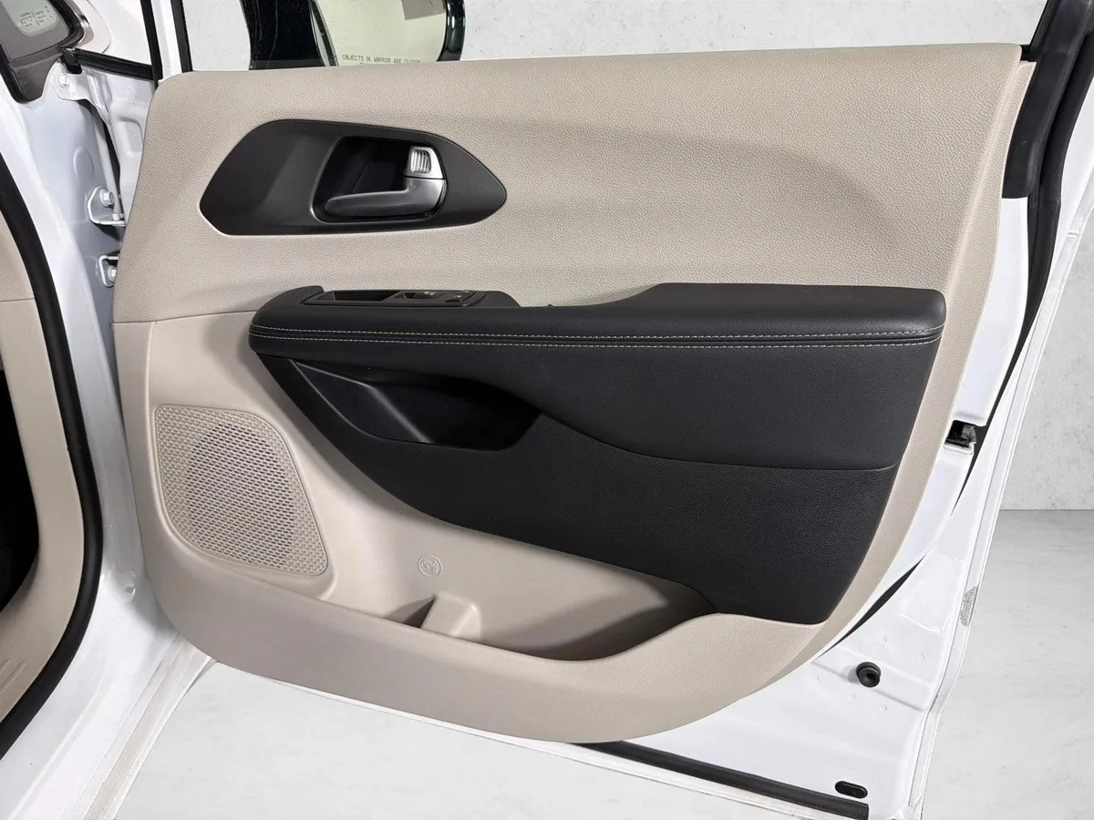 2024 Chrysler Pacifica Touring L thumbnail 14