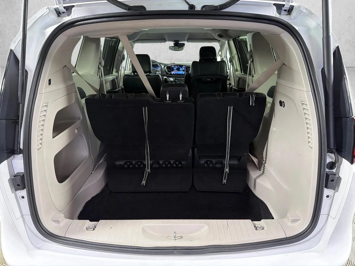 2024 Chrysler Pacifica Touring L thumbnail 17