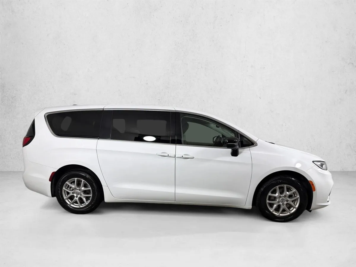 2024 Chrysler Pacifica Touring L thumbnail 2