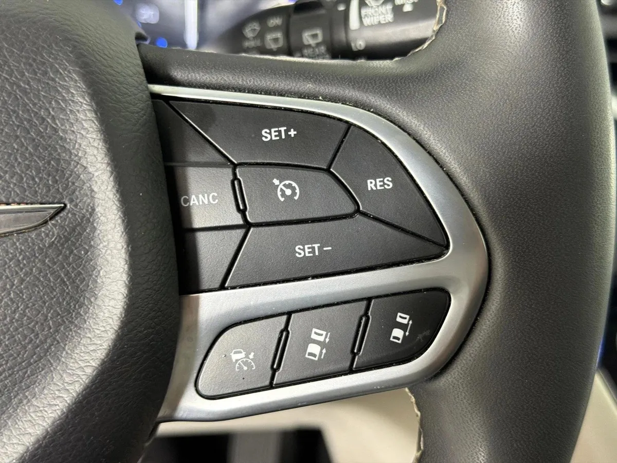 2024 Chrysler Pacifica Touring L thumbnail 24