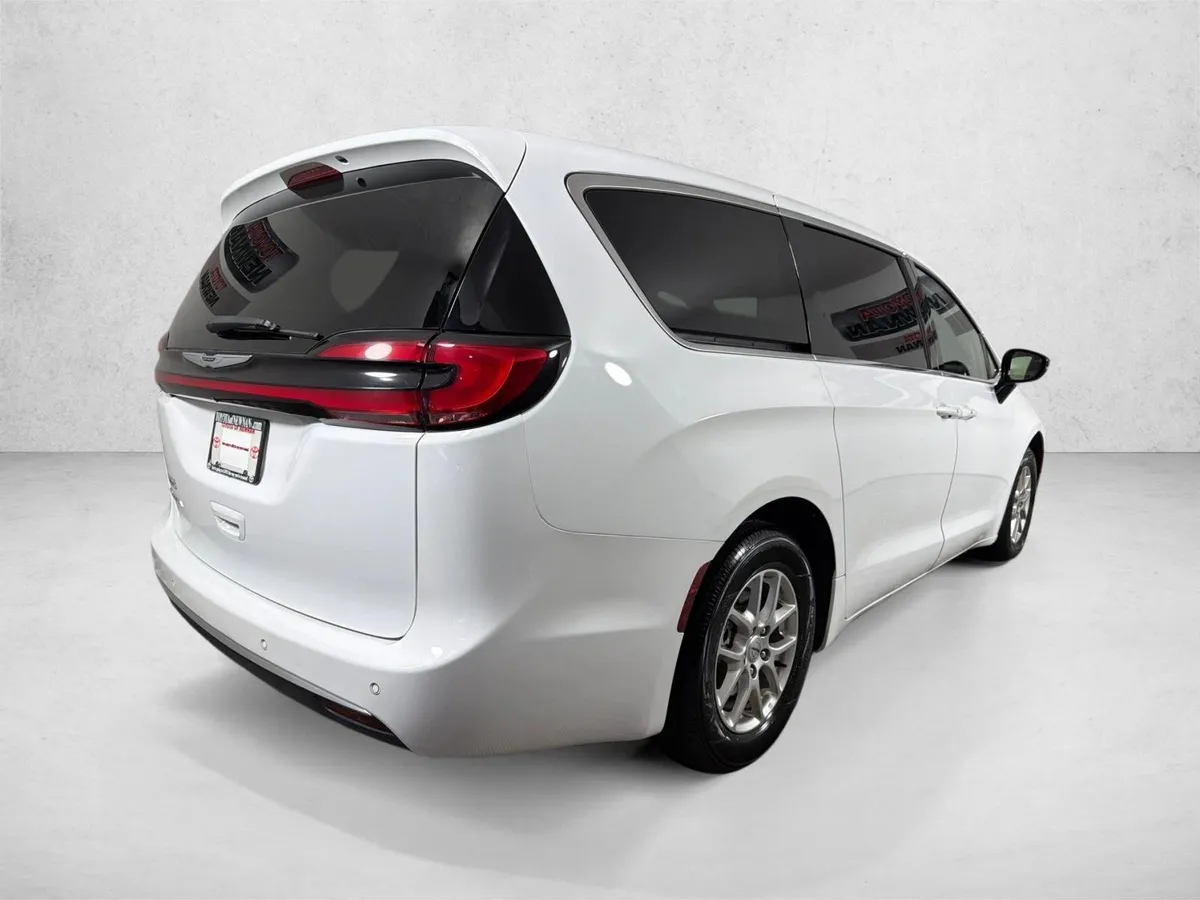 2024 Chrysler Pacifica Touring L thumbnail 3