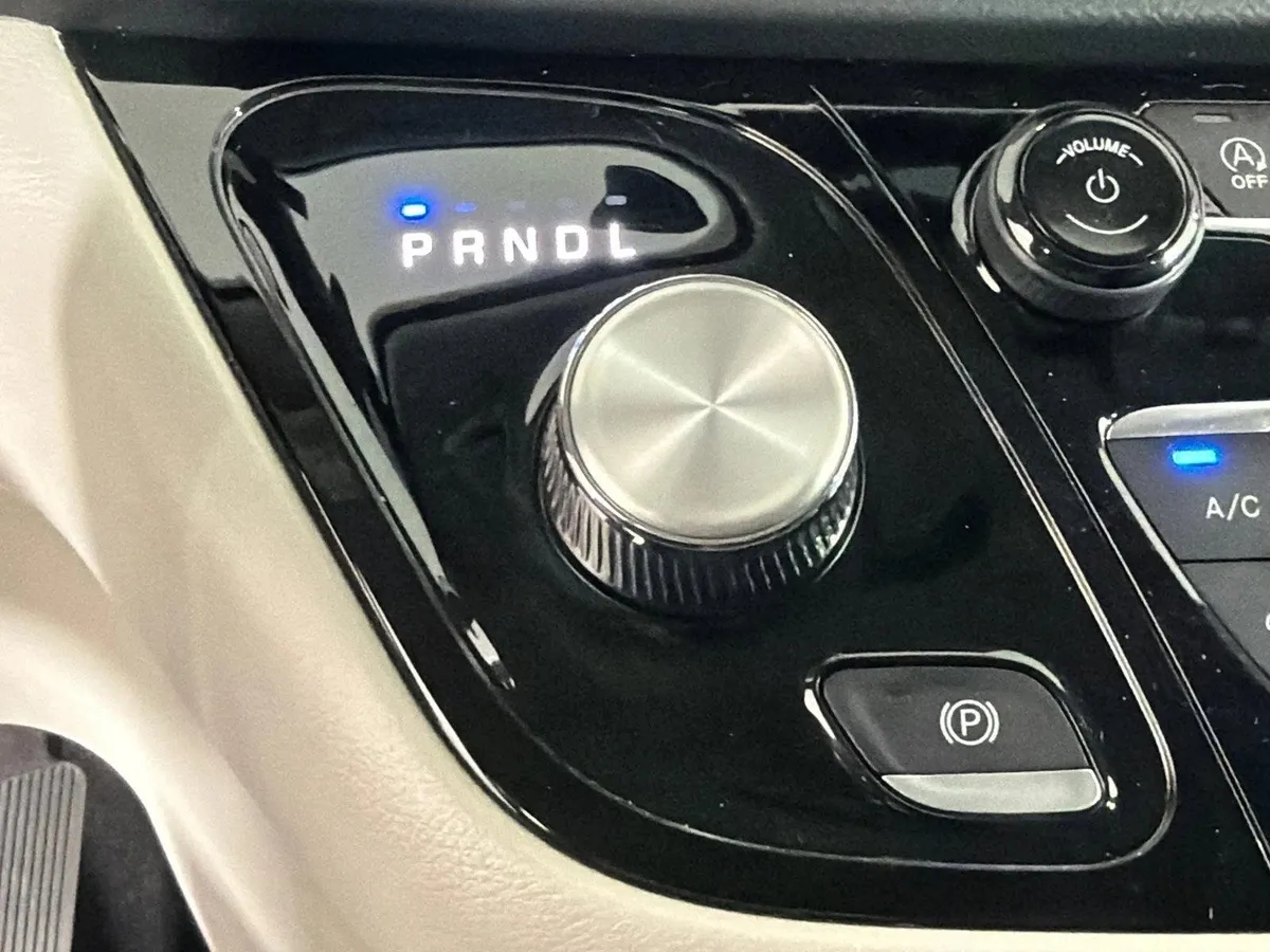 2024 Chrysler Pacifica Touring L thumbnail 30