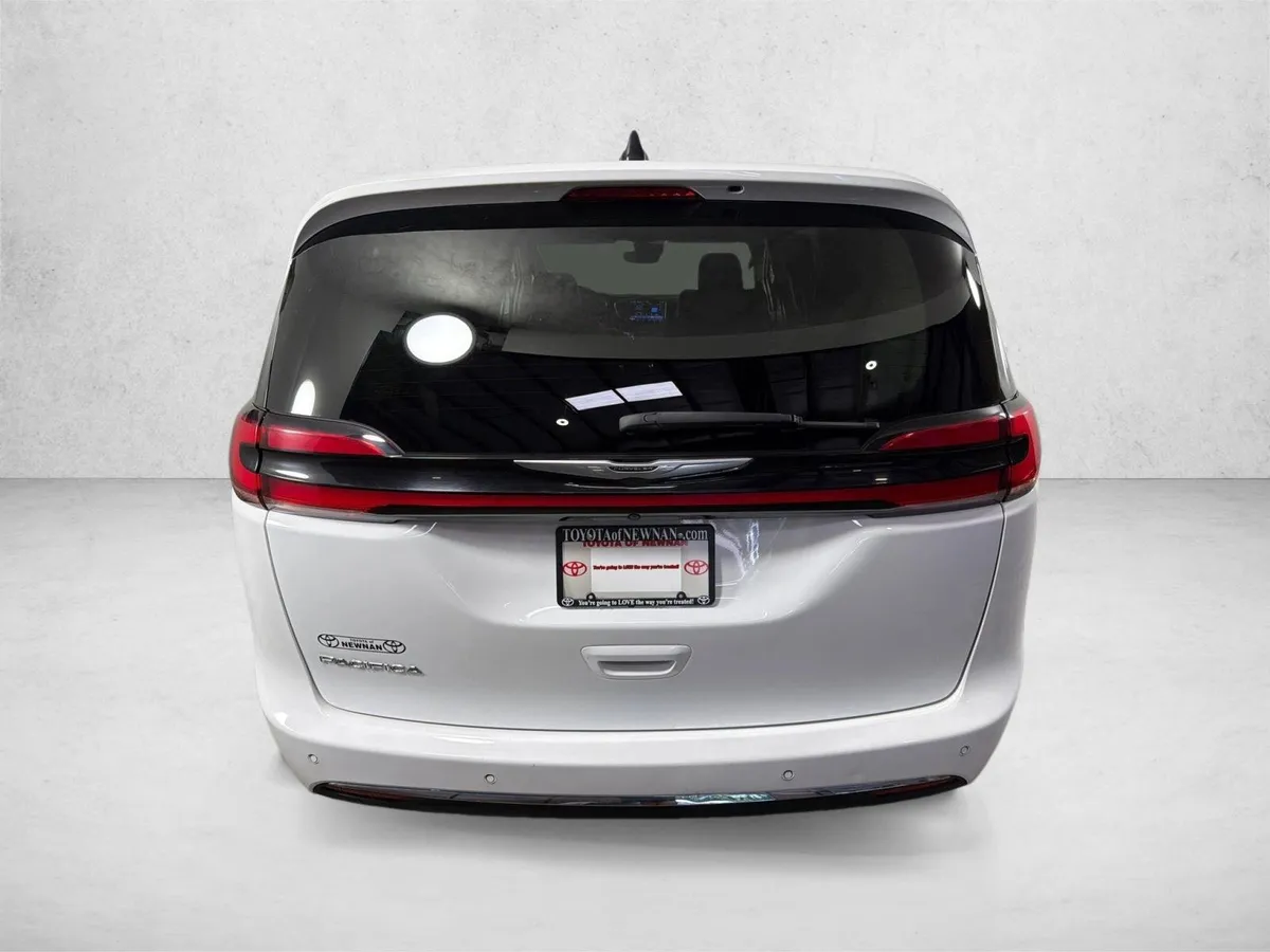 2024 Chrysler Pacifica Touring L thumbnail 4