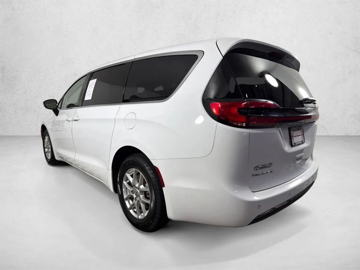 2024 Chrysler Pacifica Touring L thumbnail 5