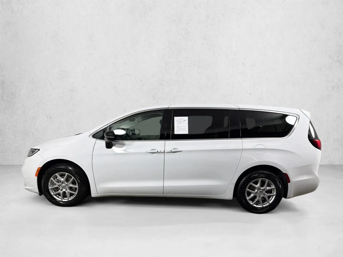 2024 Chrysler Pacifica Touring L thumbnail 6