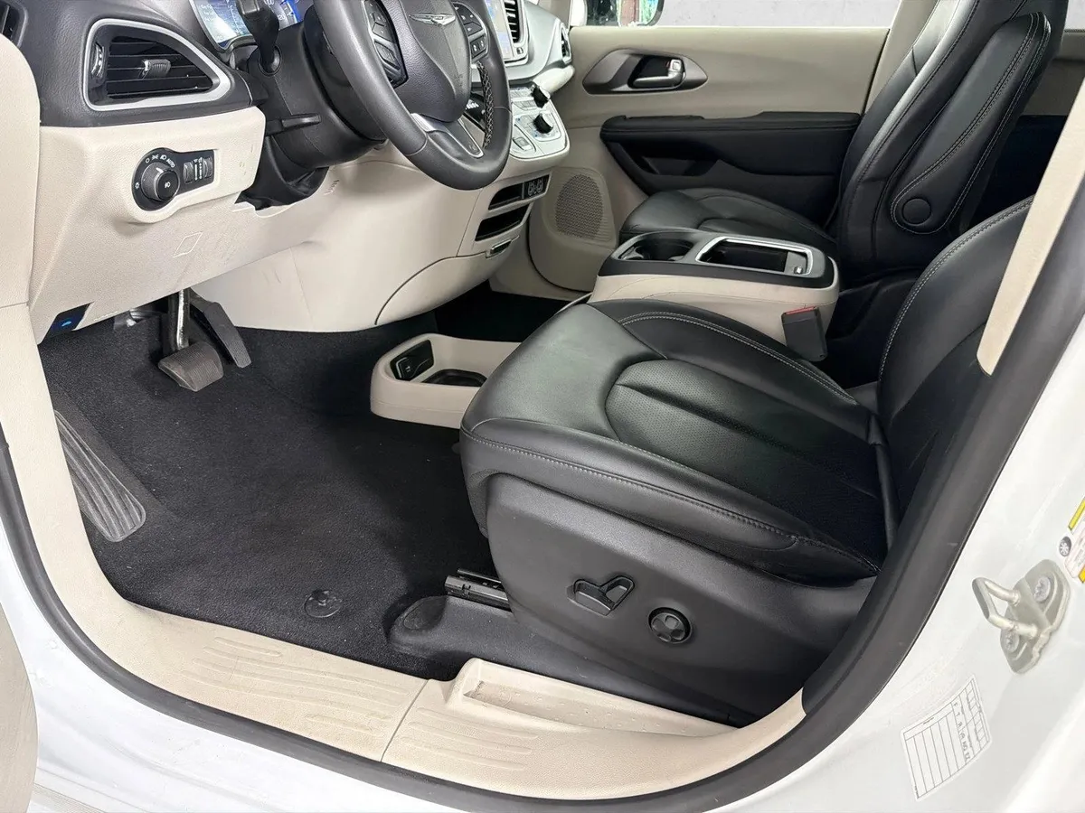 2024 Chrysler Pacifica Touring L thumbnail 9