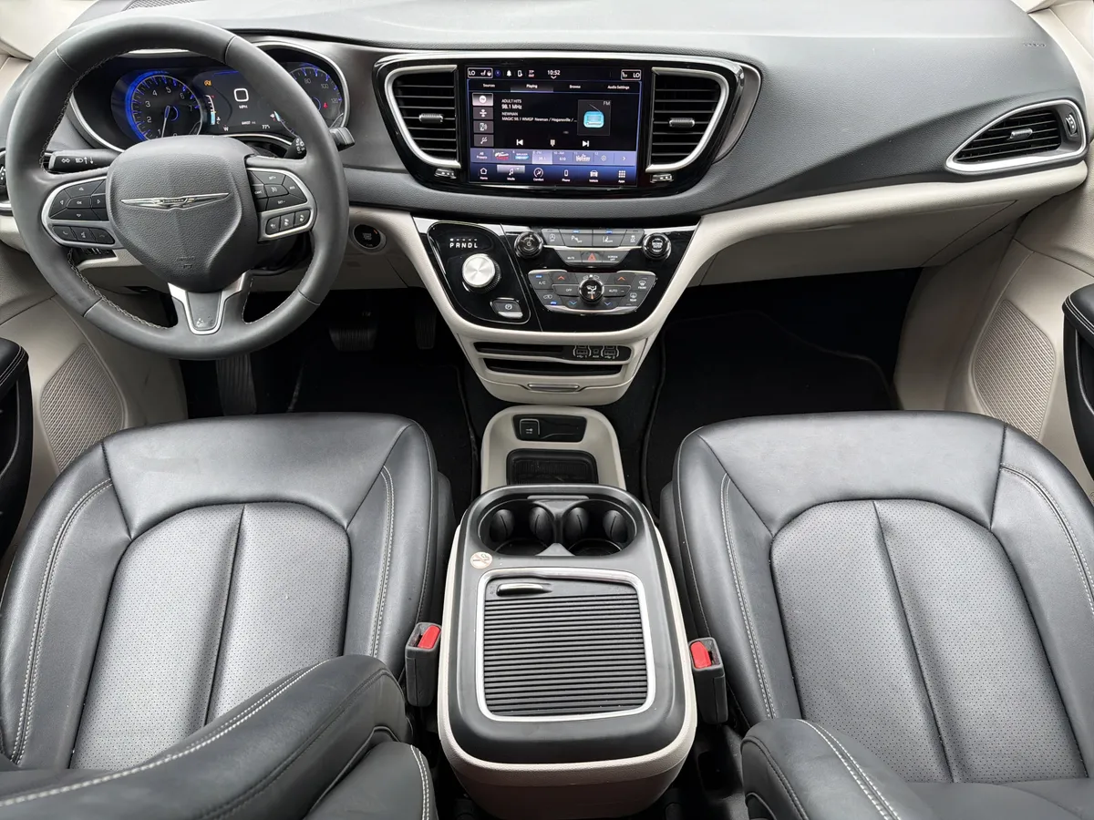 2024 Chrysler Pacifica Touring L thumbnail 10