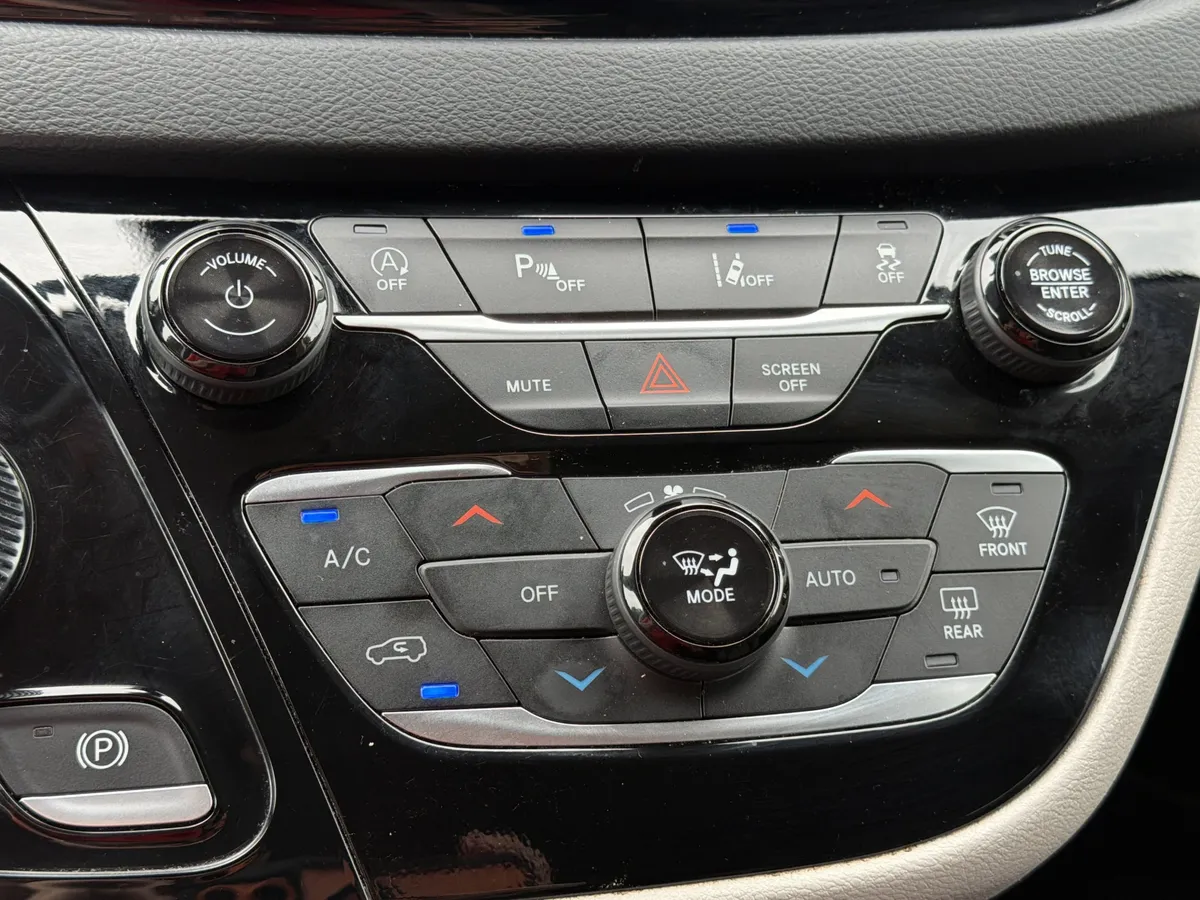 2024 Chrysler Pacifica Touring L thumbnail 13