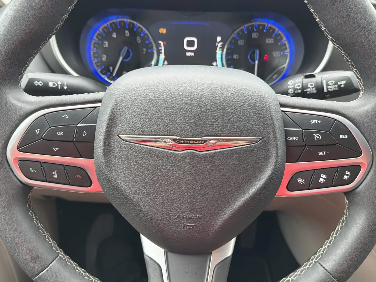 2024 Chrysler Pacifica Touring L thumbnail 18