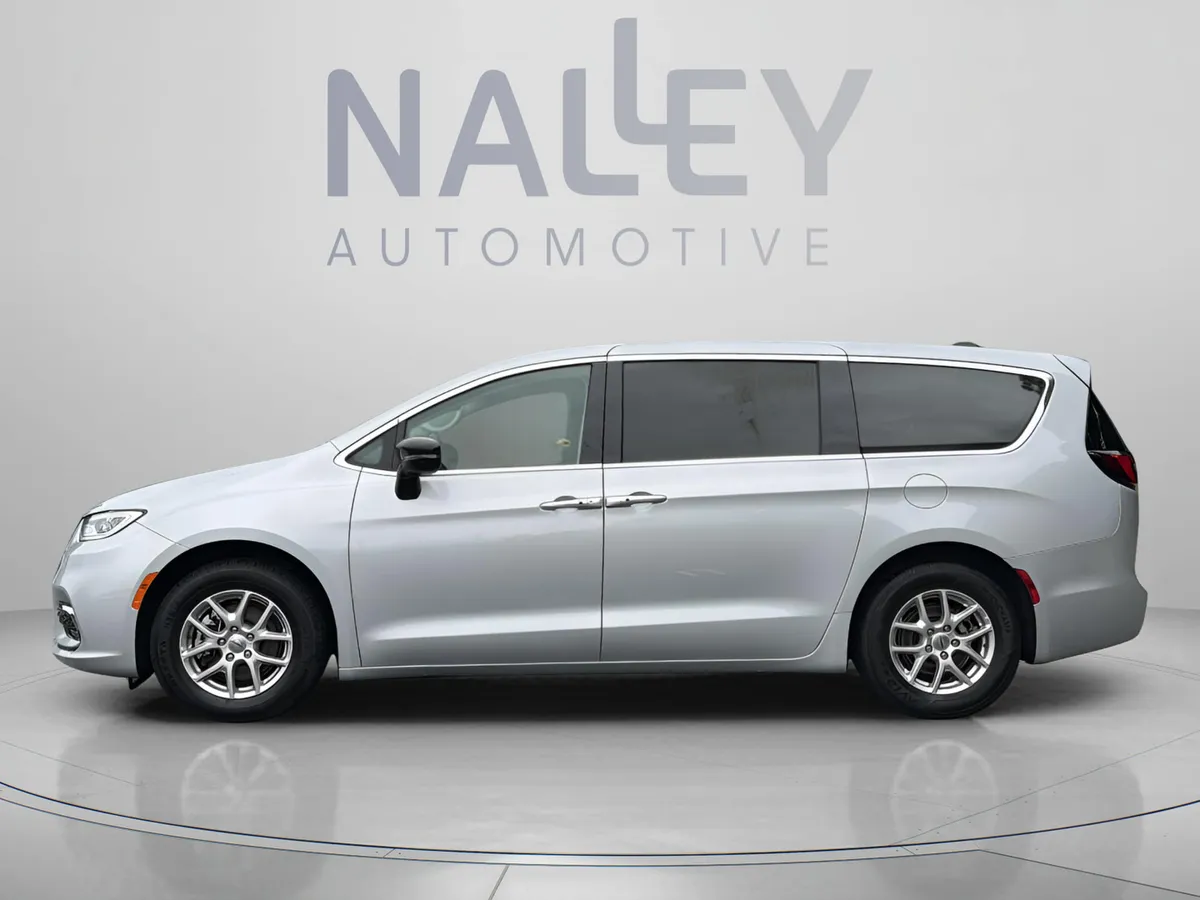 2024 Chrysler Pacifica Touring L thumbnail 2