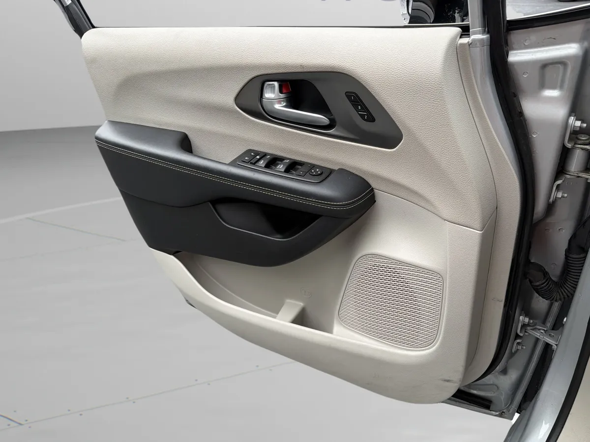 2024 Chrysler Pacifica Touring L thumbnail 21