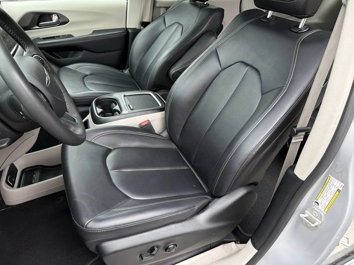 2024 Chrysler Pacifica Touring L thumbnail 23