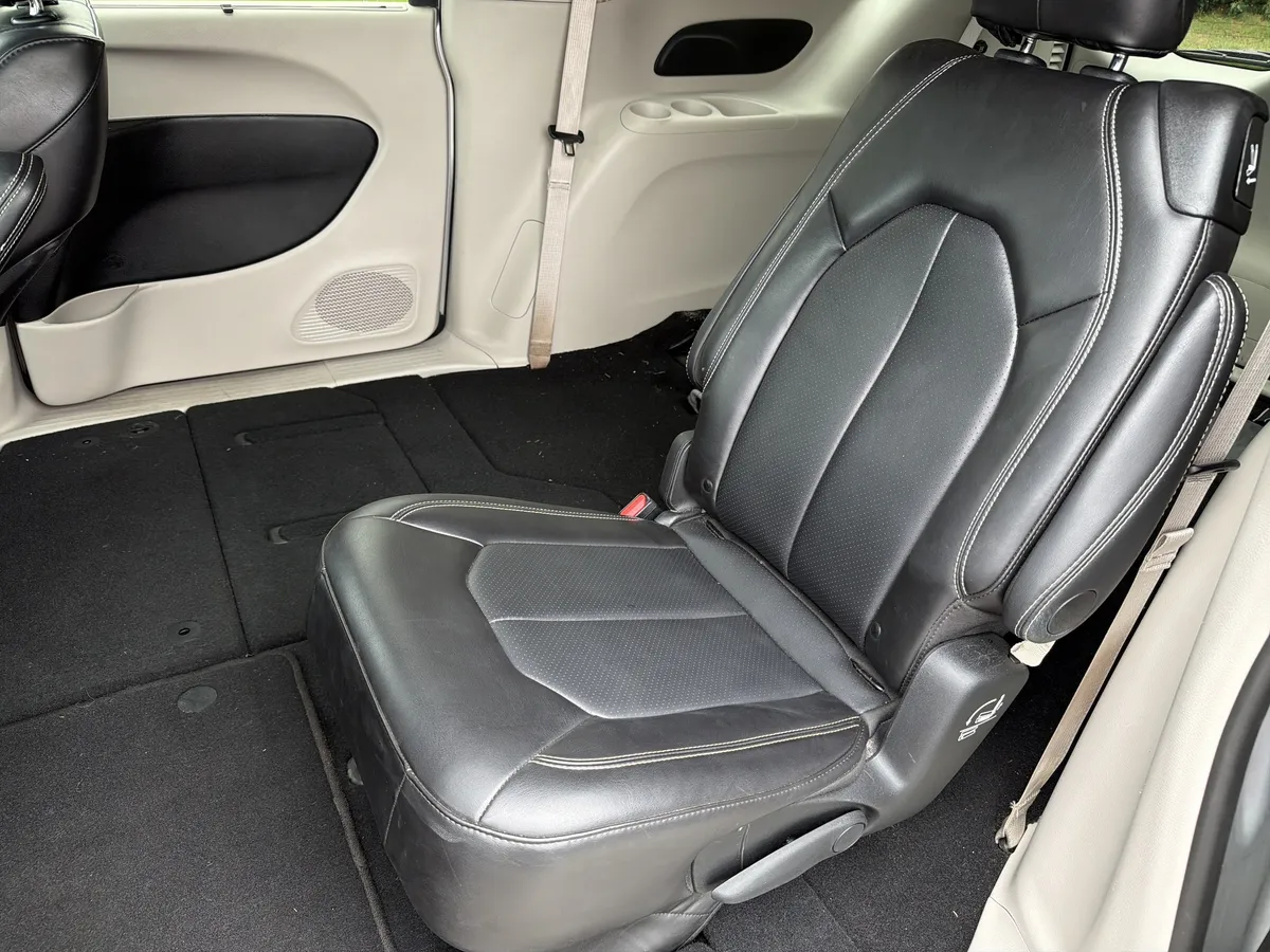 2024 Chrysler Pacifica Touring L thumbnail 25