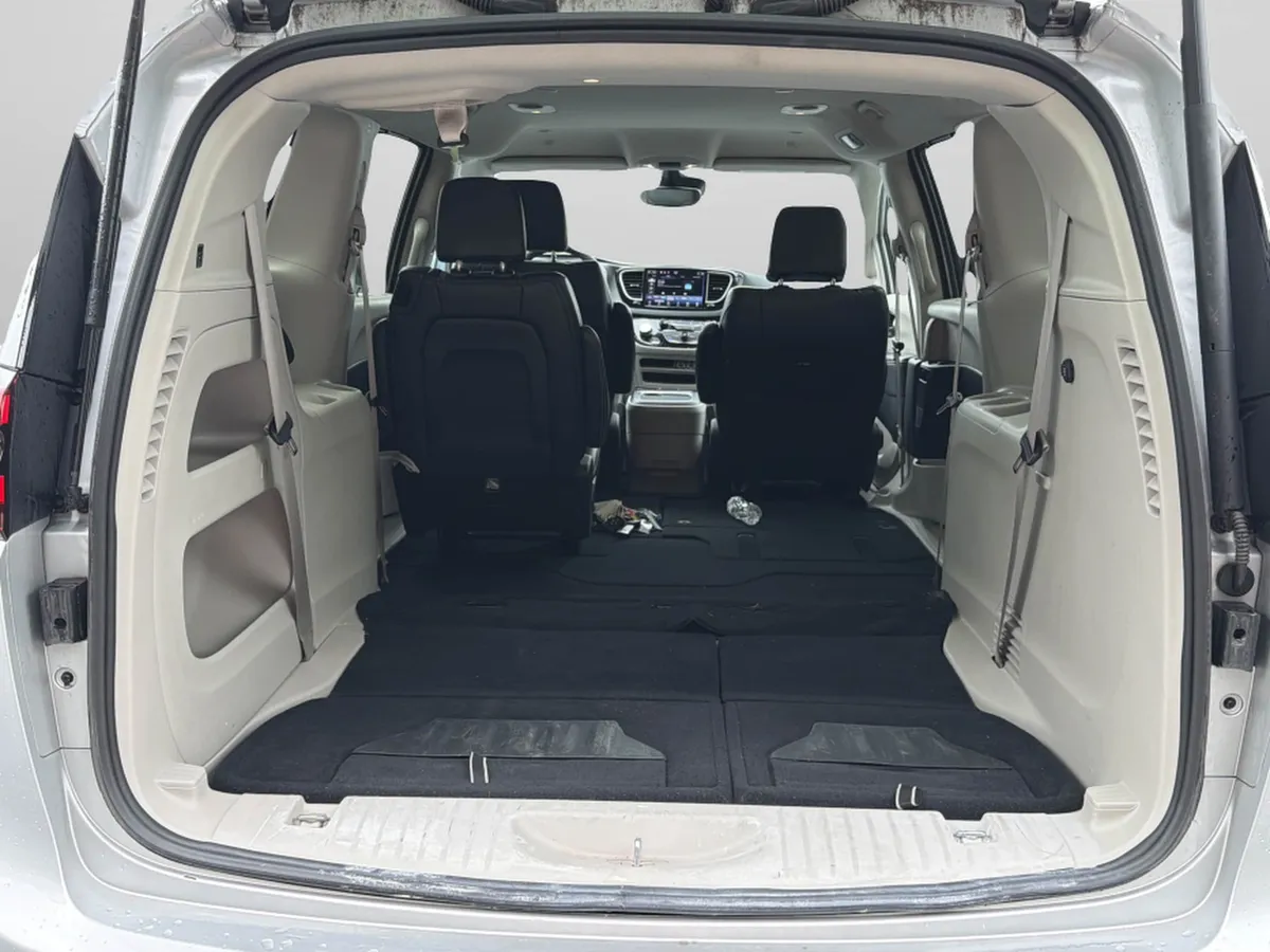 2024 Chrysler Pacifica Touring L thumbnail 29