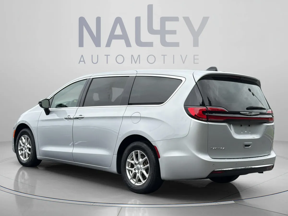 2024 Chrysler Pacifica Touring L thumbnail 4