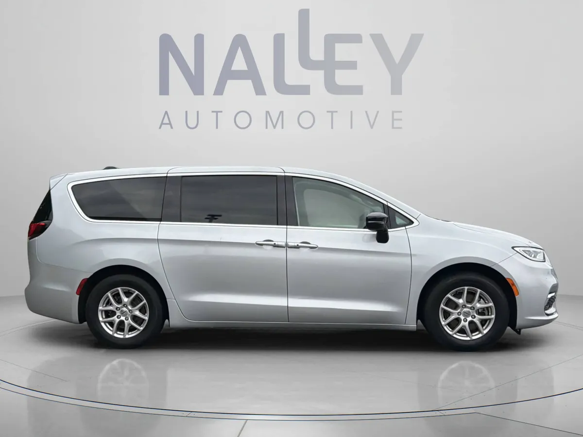 2024 Chrysler Pacifica Touring L thumbnail 7