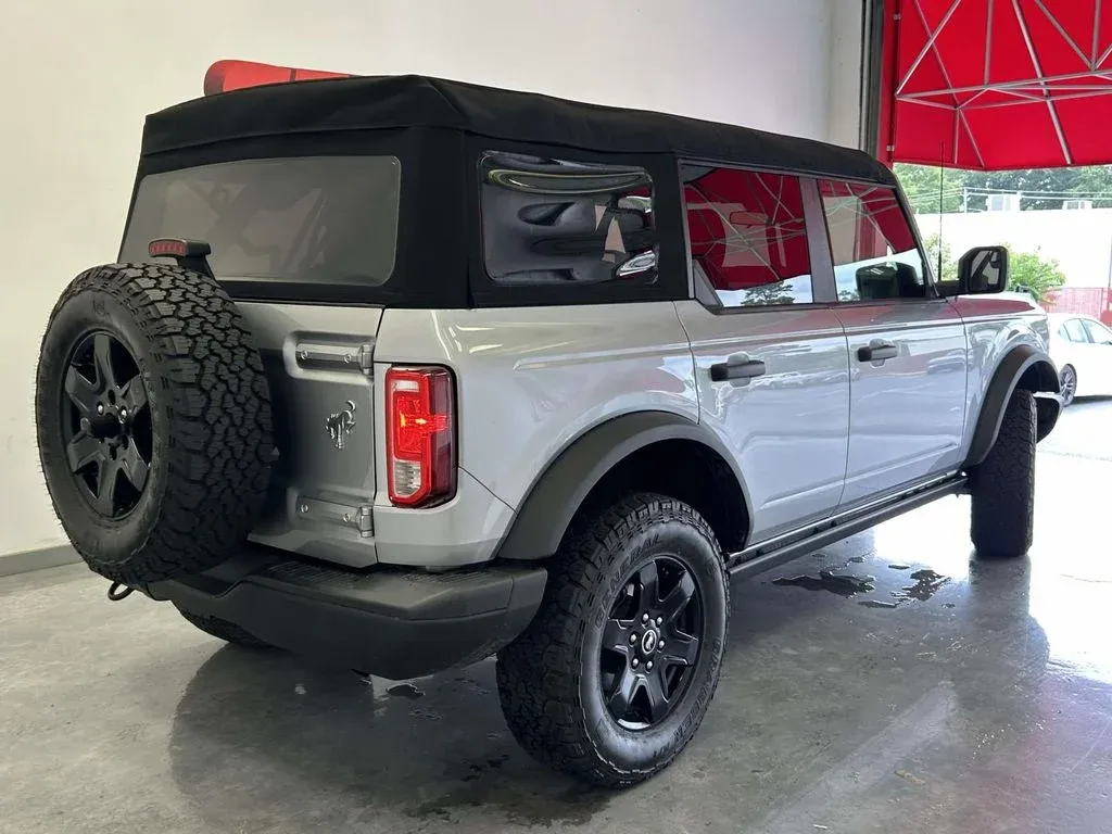 2024 Ford Bronco Black Diamond thumbnail 3