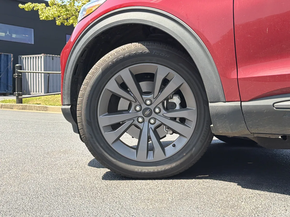 2024 Ford Explorer XLT thumbnail 17