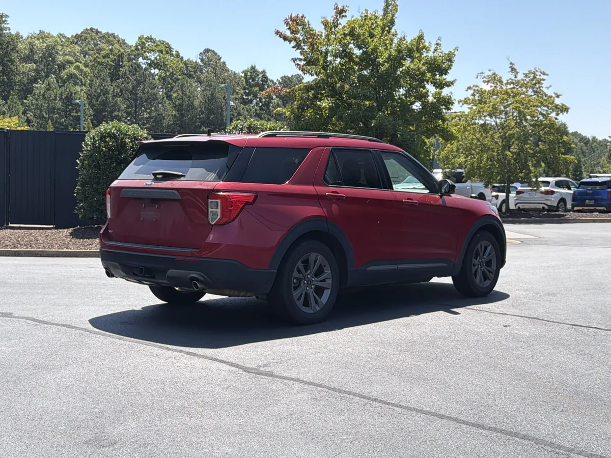 2024 Ford Explorer XLT thumbnail 2