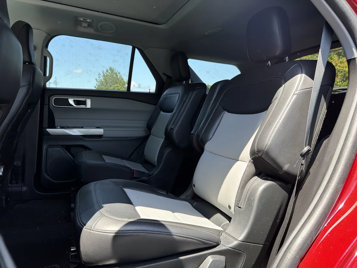 2024 Ford Explorer XLT thumbnail 7